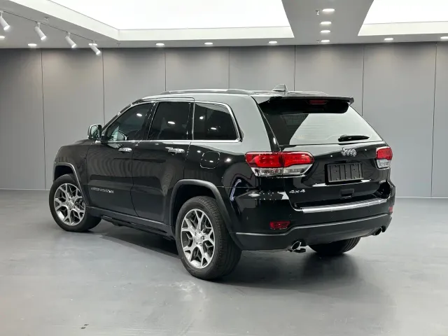 Jeep Grand Cherokee — Фото автомобиля 6