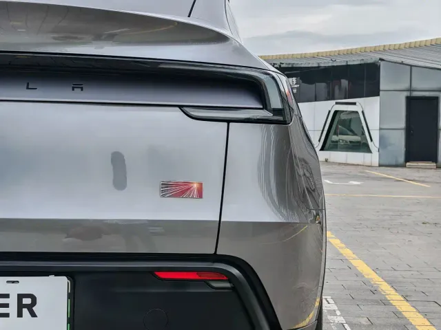 Tesla Model Y — Фото автомобиля 9