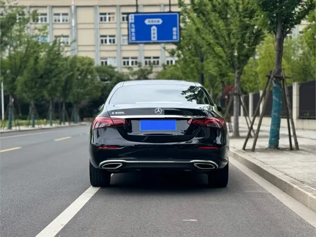 Mercedes-Benz E-Class — Фото автомобиля 5