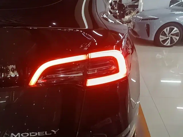 Tesla Model Y — Фото автомобиля 7