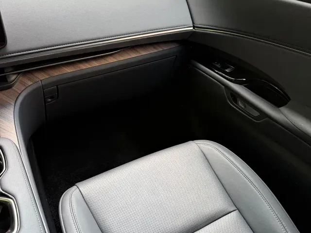 Lexus LM — Фото автомобиля 9