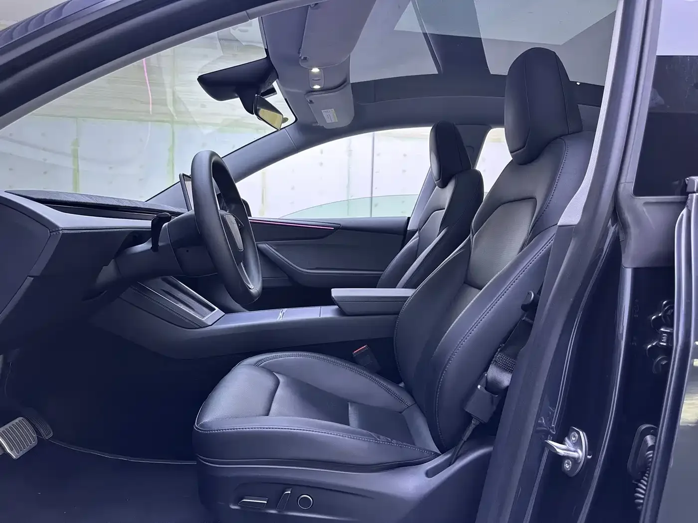 Tesla Model Y 2025 Model Rear-Wheel Drive Launch Edition — Фото автомобиля 8