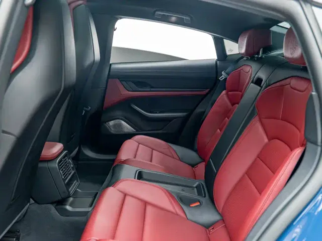 Porsche Taycan — Фото автомобиля 15