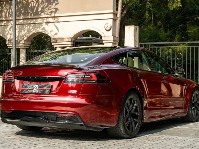 Tesla Model S — Фото автомобиля 4