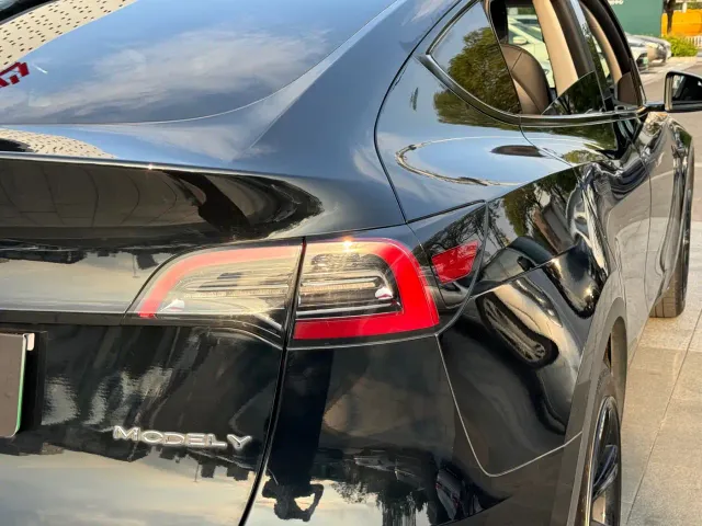 Tesla Model Y — Фото автомобиля 11