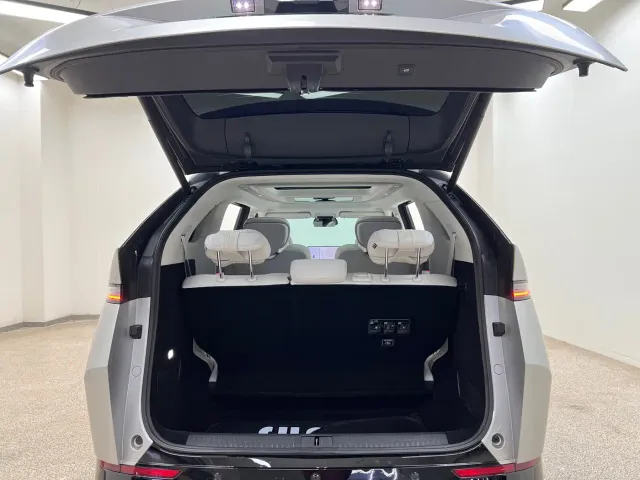 Xpeng X9 — Фото автомобиля 17