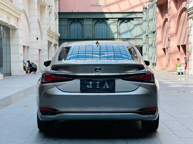 Lexus ES — Фото автомобиля 6