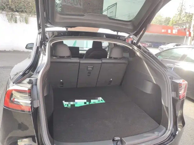 Tesla Model Y — Фото автомобиля 8