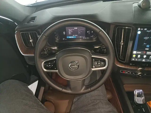 Volvo XC60 — Фото автомобиля 10