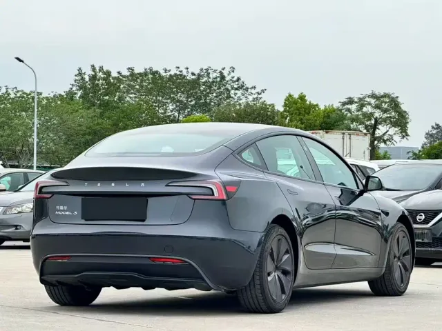 Tesla Model 3 — Фото автомобиля 7