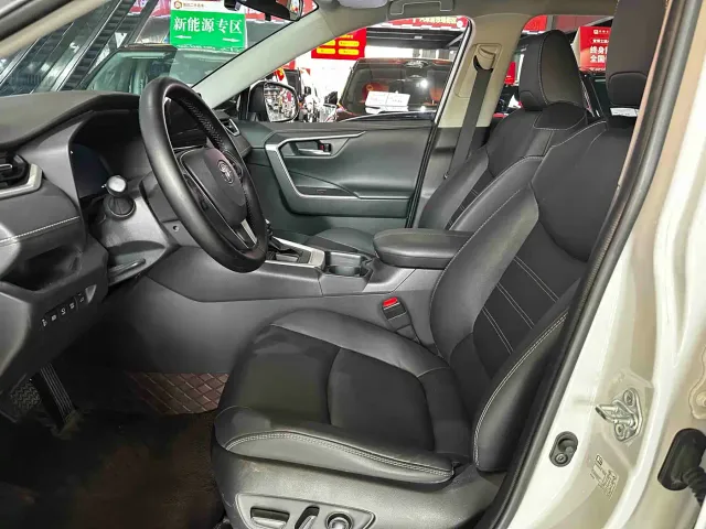 Toyota RAV4 — Фото автомобиля 9