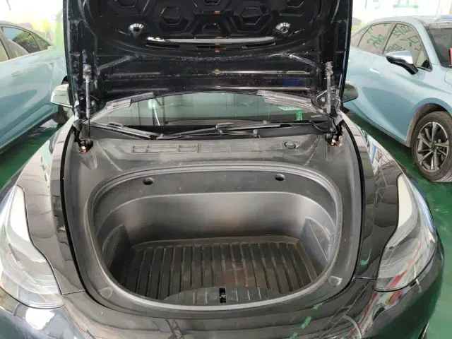 Tesla Model 3 — Фото автомобиля 15