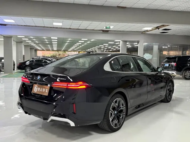 BMW 5 Series — Фото автомобиля 10
