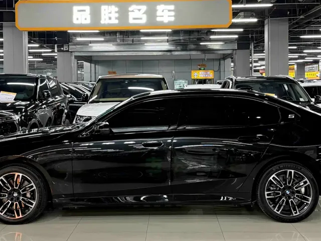BMW 5 Series — Фото автомобиля 4