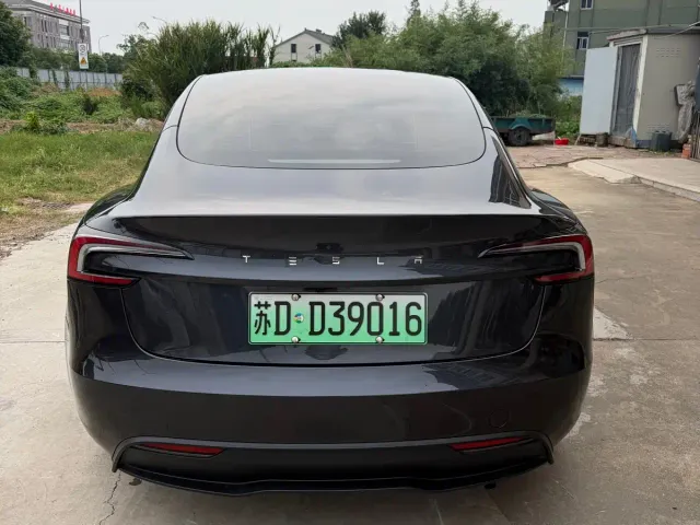 Tesla Model 3 — Фото автомобиля 4