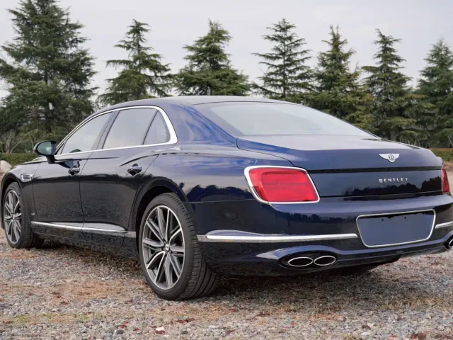 Bentley Flying Spur — Фото автомобиля 3