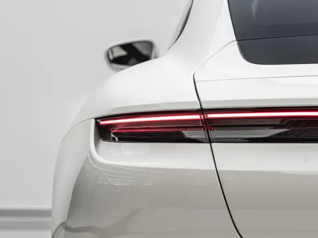 Porsche Taycan — Фото автомобиля 13