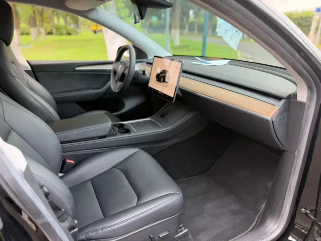 Tesla Model Y — Фото автомобиля 10