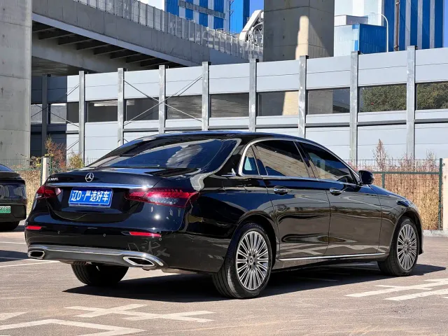 Mercedes-Benz E-Class — Фото автомобиля 4