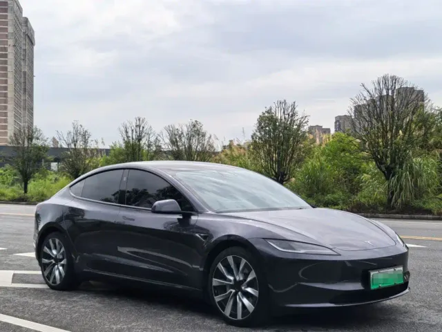 Tesla Model 3 — Фото автомобиля 3