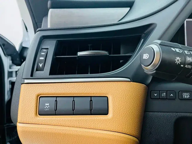 Lexus ES — Фото автомобиля 17