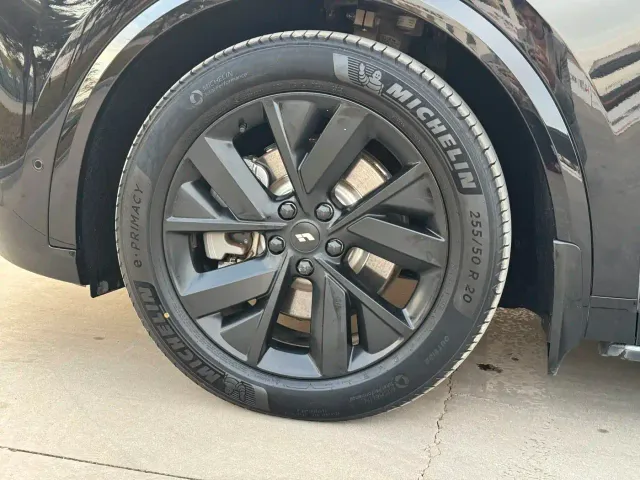 Li Auto L8 — Фото автомобиля 19