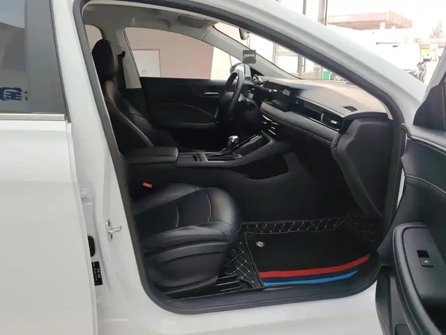 Roewe Roewe i5 2023 1.5L CVT Honor Edition — Фото автомобиля 8