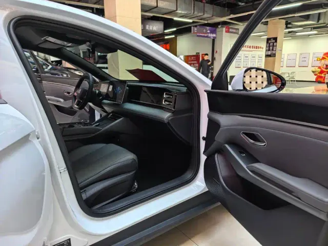 BYD Qin L — Фото автомобиля 9