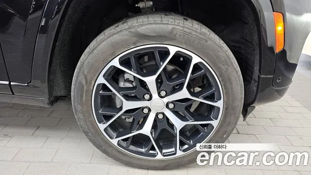 Jeep Cherokee — Фото автомобиля 5