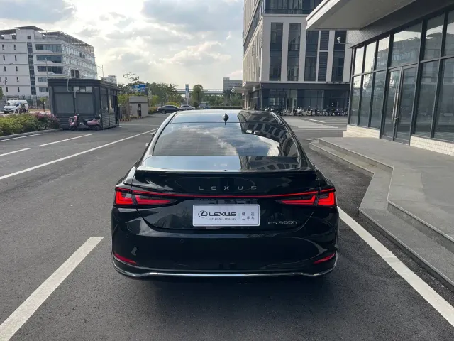 Lexus ES — Фото автомобиля 8