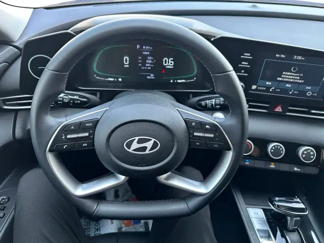 Hyundai Elantra — Фото автомобиля 5