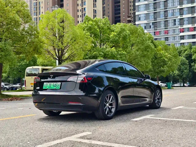 Tesla Model 3 — Фото автомобиля 9