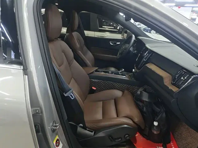 Volvo XC60 — Фото автомобиля 24