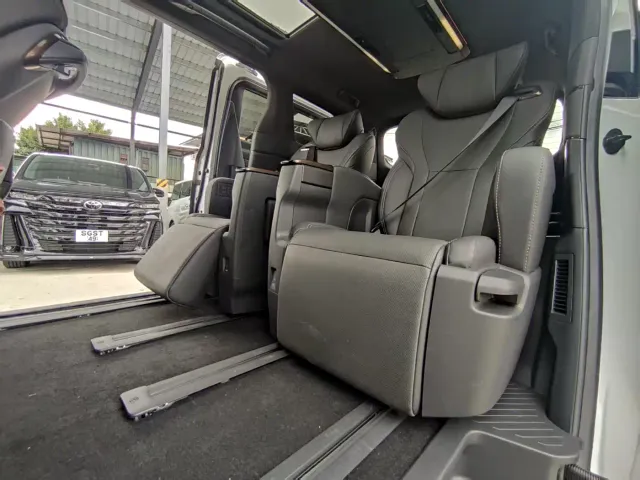 Toyota Alphard — Фото автомобиля 10