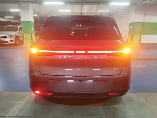 Leapmotor B10 — Фото автомобиля 5