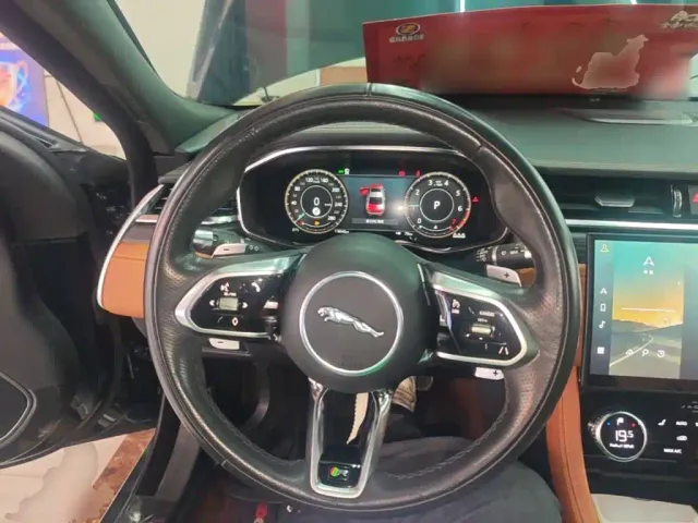 Jaguar XFL — Фото автомобиля 10