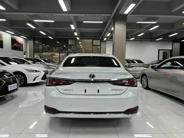 Lexus ES — Фото автомобиля 8