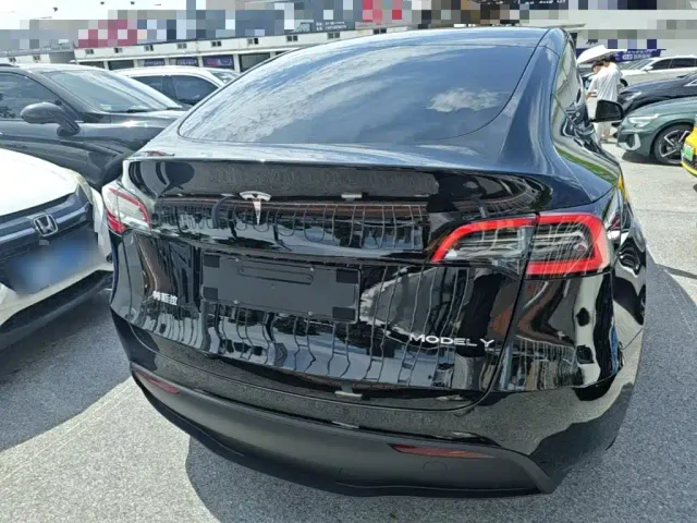 Tesla Model Y — Фото автомобиля 5