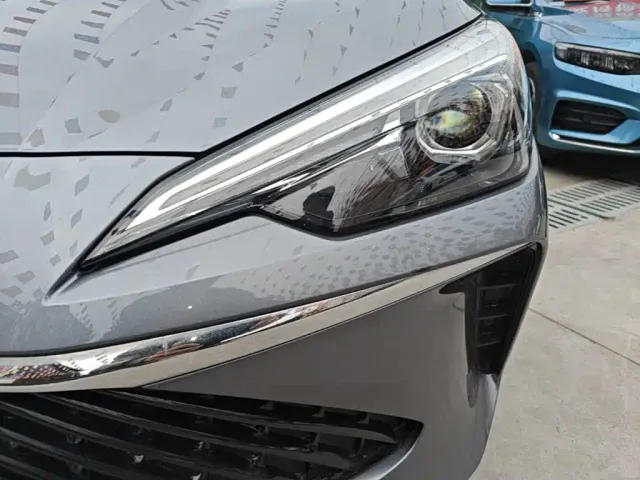 Roewe i5 — Фото автомобиля 23