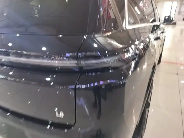 Li Auto L8 — Фото автомобиля 7