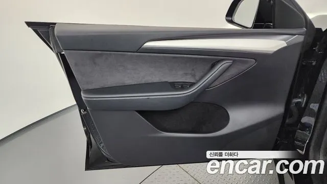 Tesla Model Y — Фото автомобиля 13