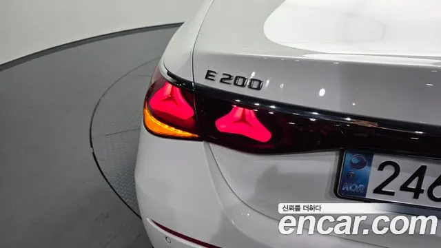 Mercedes-Benz E-Class — Фото автомобиля 23