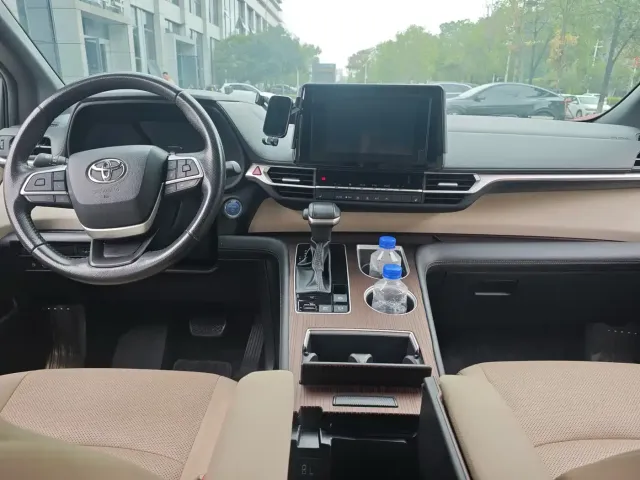 Toyota Sienna — Фото автомобиля 7