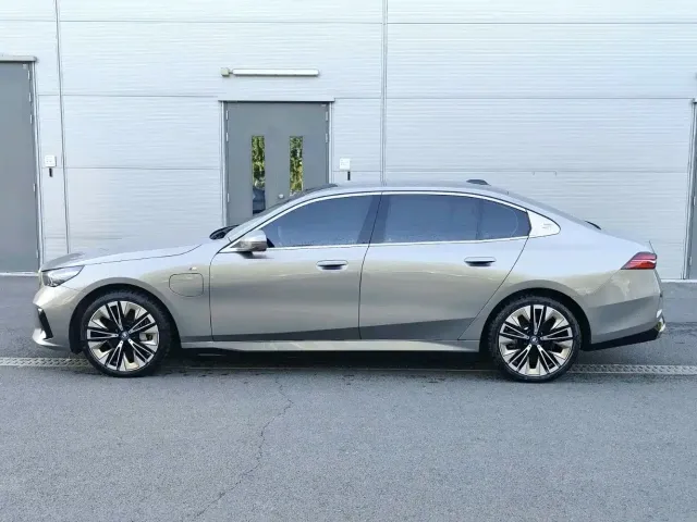 BMW i5 — Фото автомобиля 4