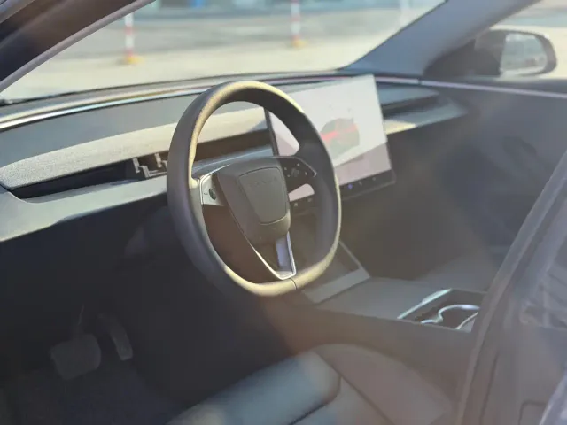 Tesla Model 3 — Фото автомобиля 4