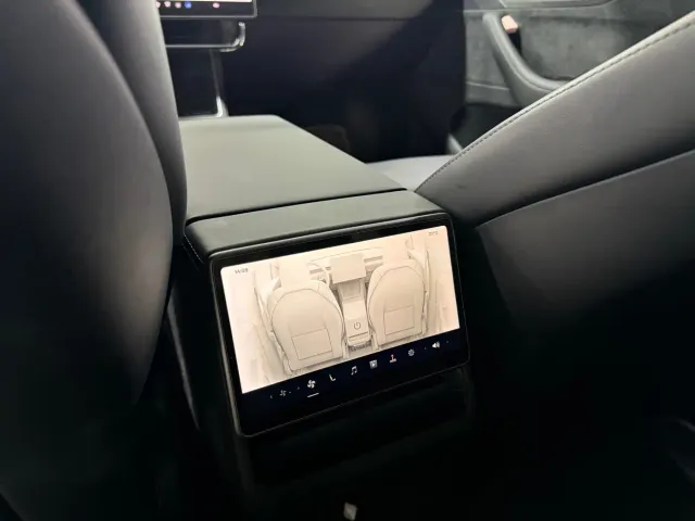 Tesla Model Y — Фото автомобиля 6