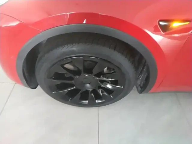Tesla Model Y — Фото автомобиля 22
