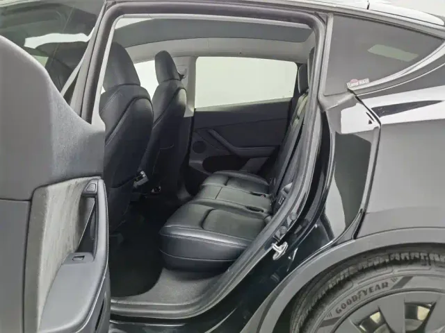 Tesla Model Y — Фото автомобиля 15