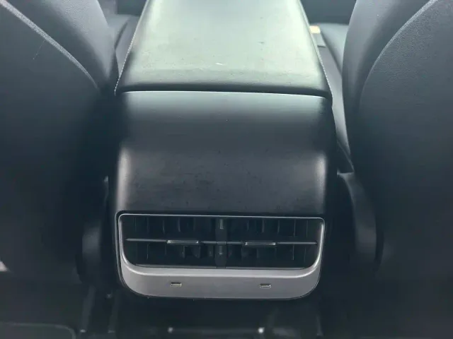 Tesla Model Y — Фото автомобиля 11