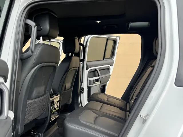 Land Rover Defender — Фото автомобиля 9